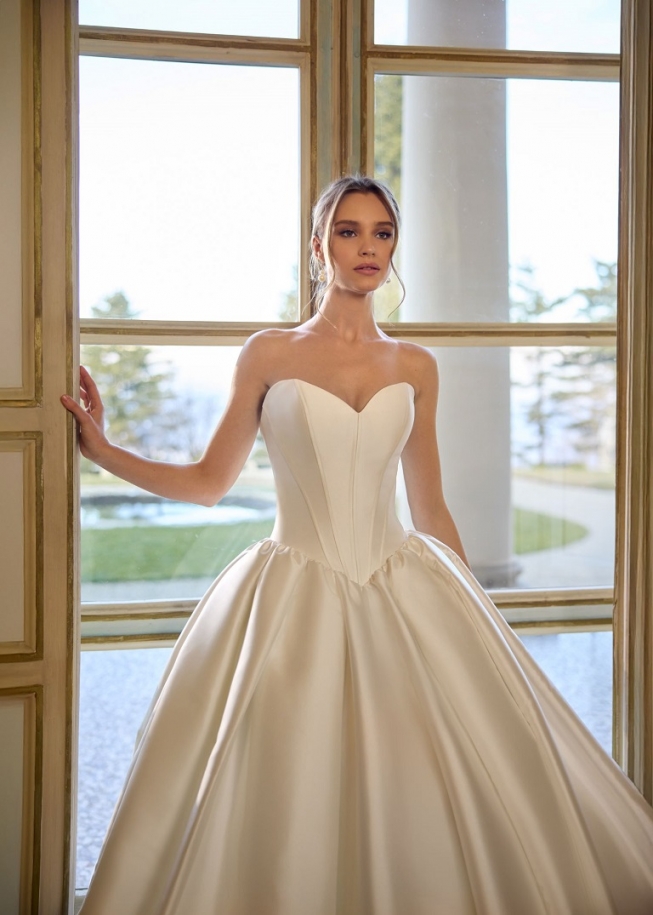 Wijde strapless trouwjurk